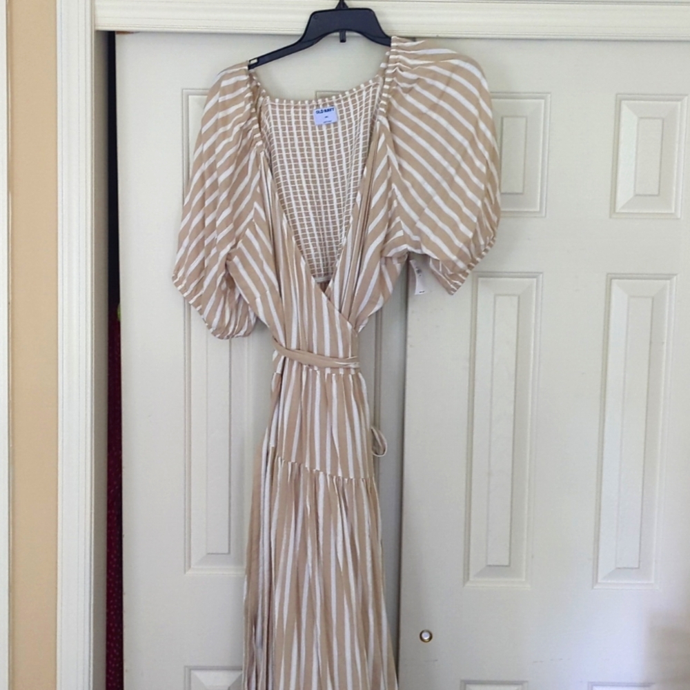 Very pretty puff sleeve wrap dress with tags